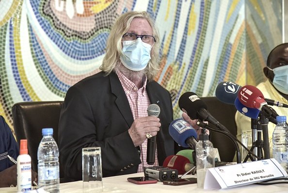 Le professeur de médecine français Didier Raoult s'exprime lors d'une conférence de presse. | Photo : Getty Images