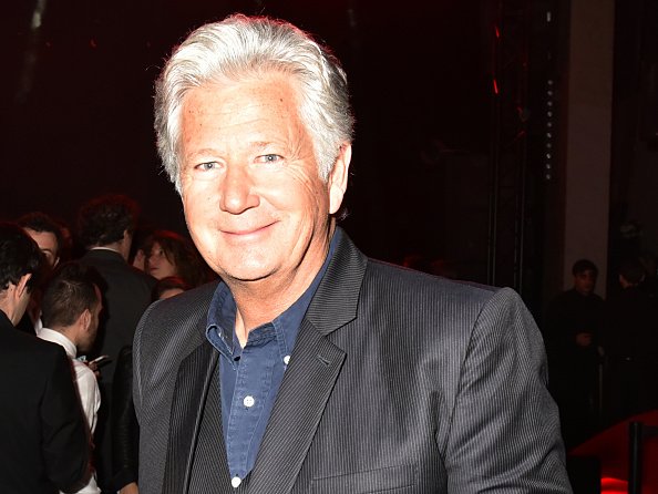 Le journaliste Pierre Dhostel assiste à la soirée de lancement du champagne Mumm Grand Cordon au YoYo Club. | Photo : Getty Images. Le journaliste Pierre Dhostel assiste à la soirée de lancement du champagne Mumm Grand Cordon au YoYo Club. | Photo : Getty Images.