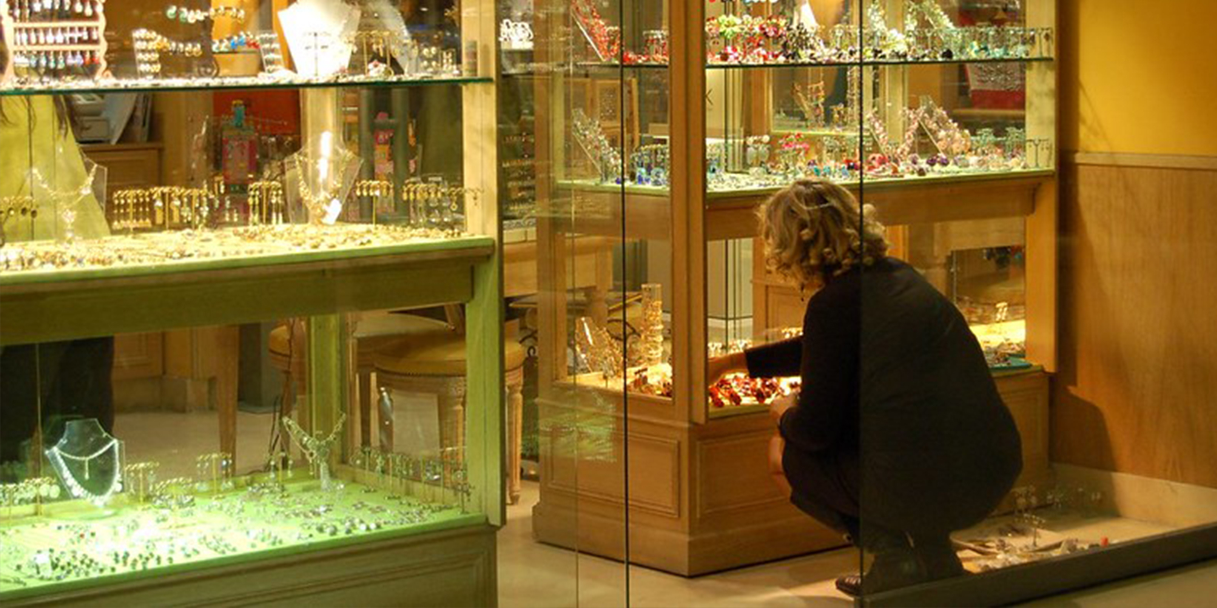 A woman in a jewelry store | Source: flickr.com/anniejay/CC BY-SA 2.0