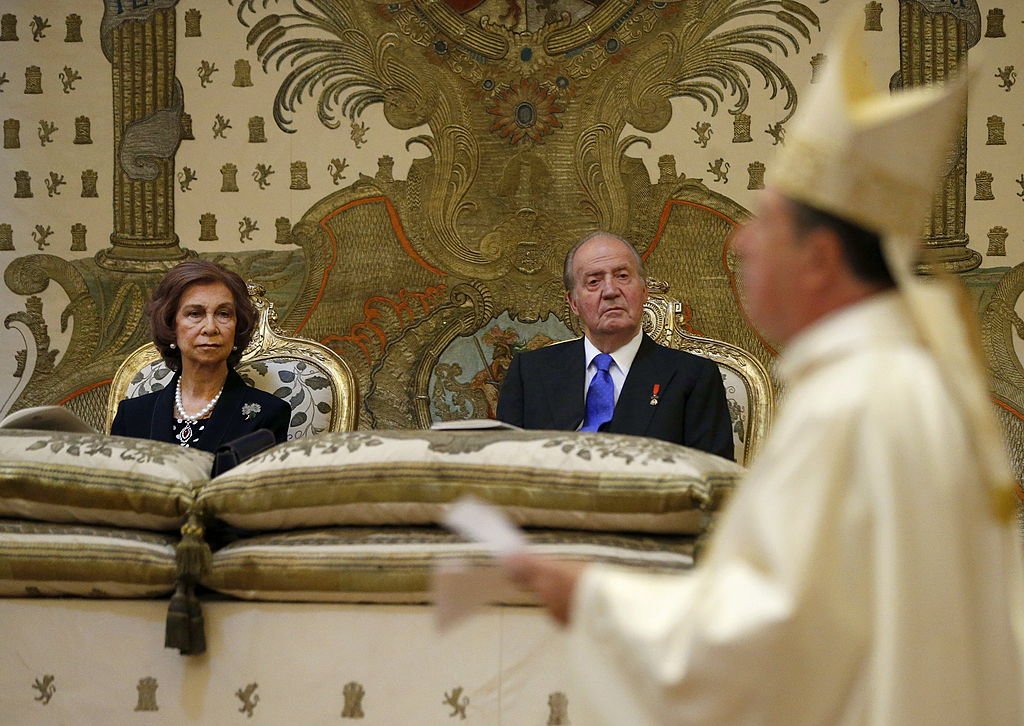 El rey Juan Carlos de España y la reina Sofía de España en la misa que conmemora el centenario del nacimiento de Don Juan de Borbon en la capilla del Palacio Real de Madrid, España, el 20 de junio de 2013. | Imagen: Getty Images