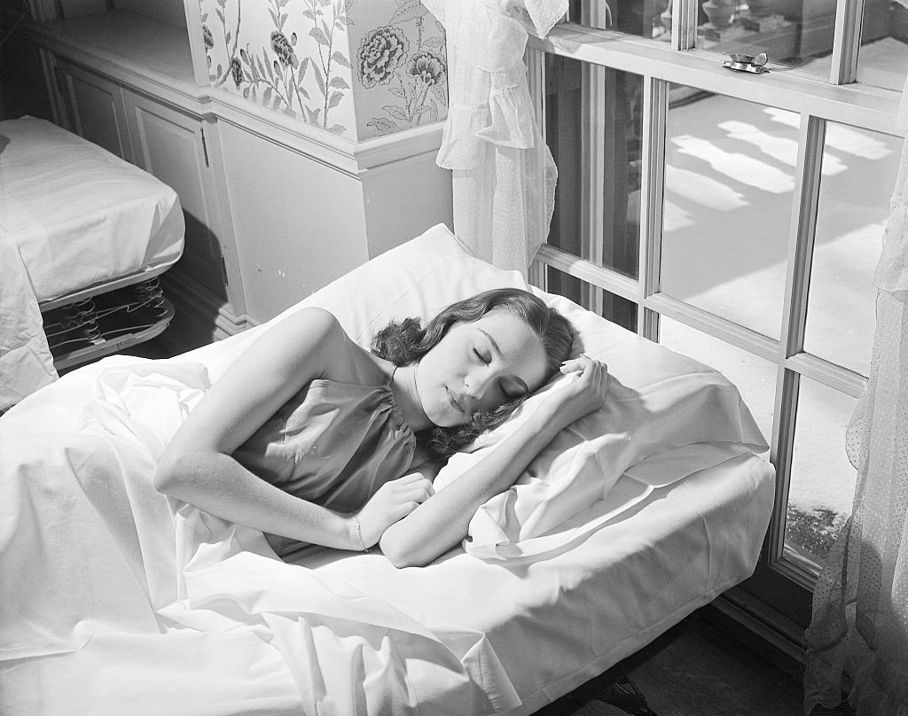 Un des invités obtient son sommeil de beauté requis au spa.| Photo : Getty Images