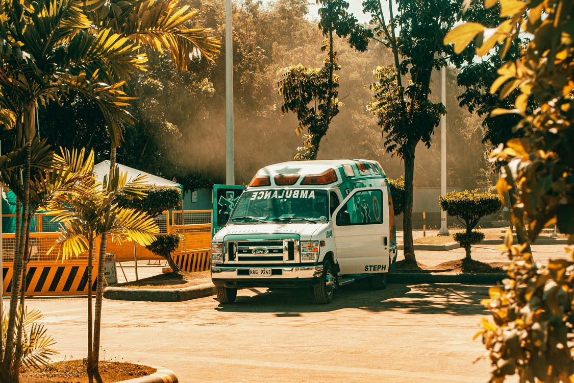 An ambulance responding to the scene of a crash | Photo: Pexels
