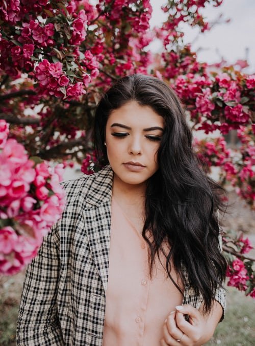 une femme bien maquillée dans un jardin | Sources : Getty Images une femme bien maquillée dans un jardin | Sources : Getty Images