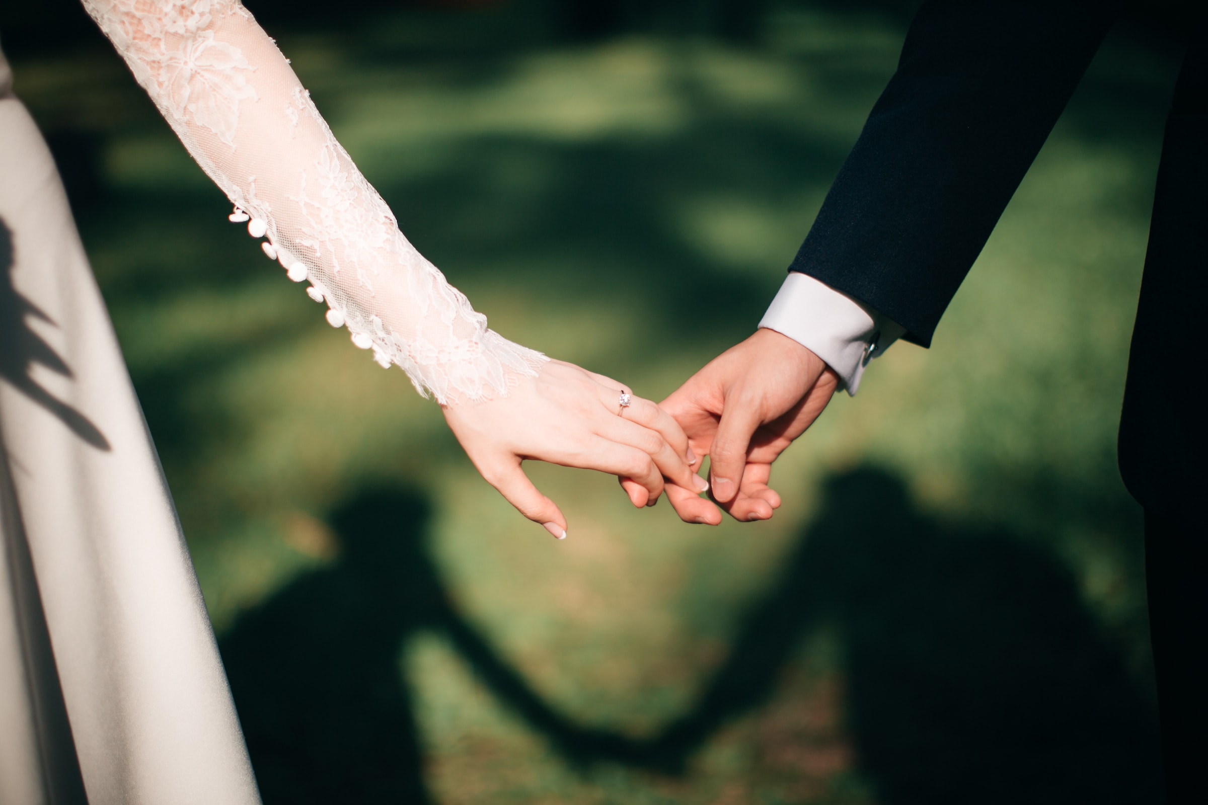 Verheiratetes Paar hält sich an den Händen | Quelle: Unsplash