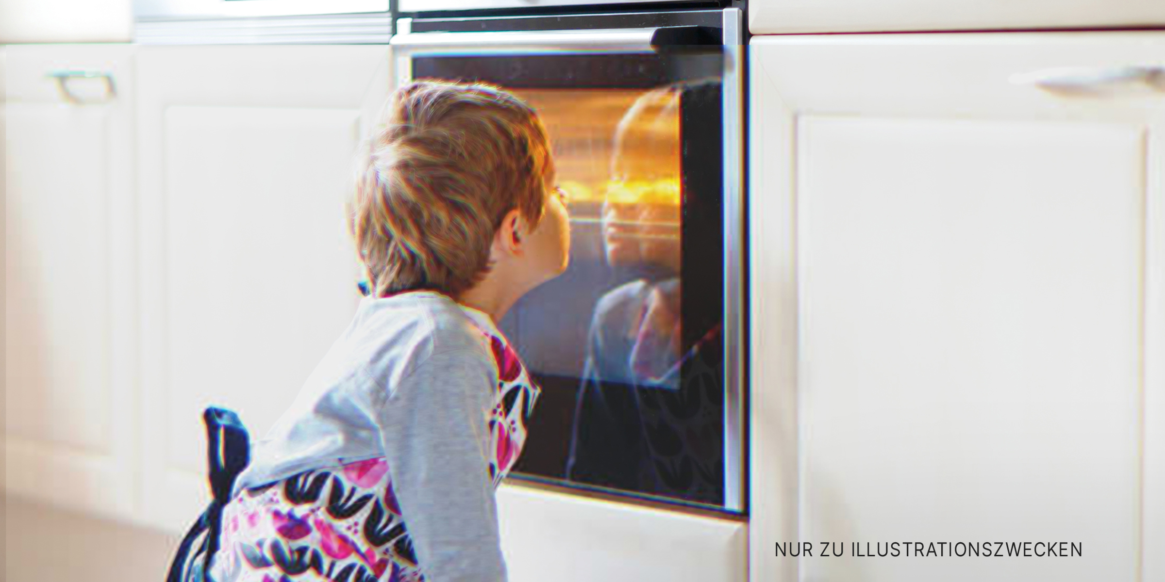 Junge, der einen Ofen betrachtet | Quelle: Shutterstock