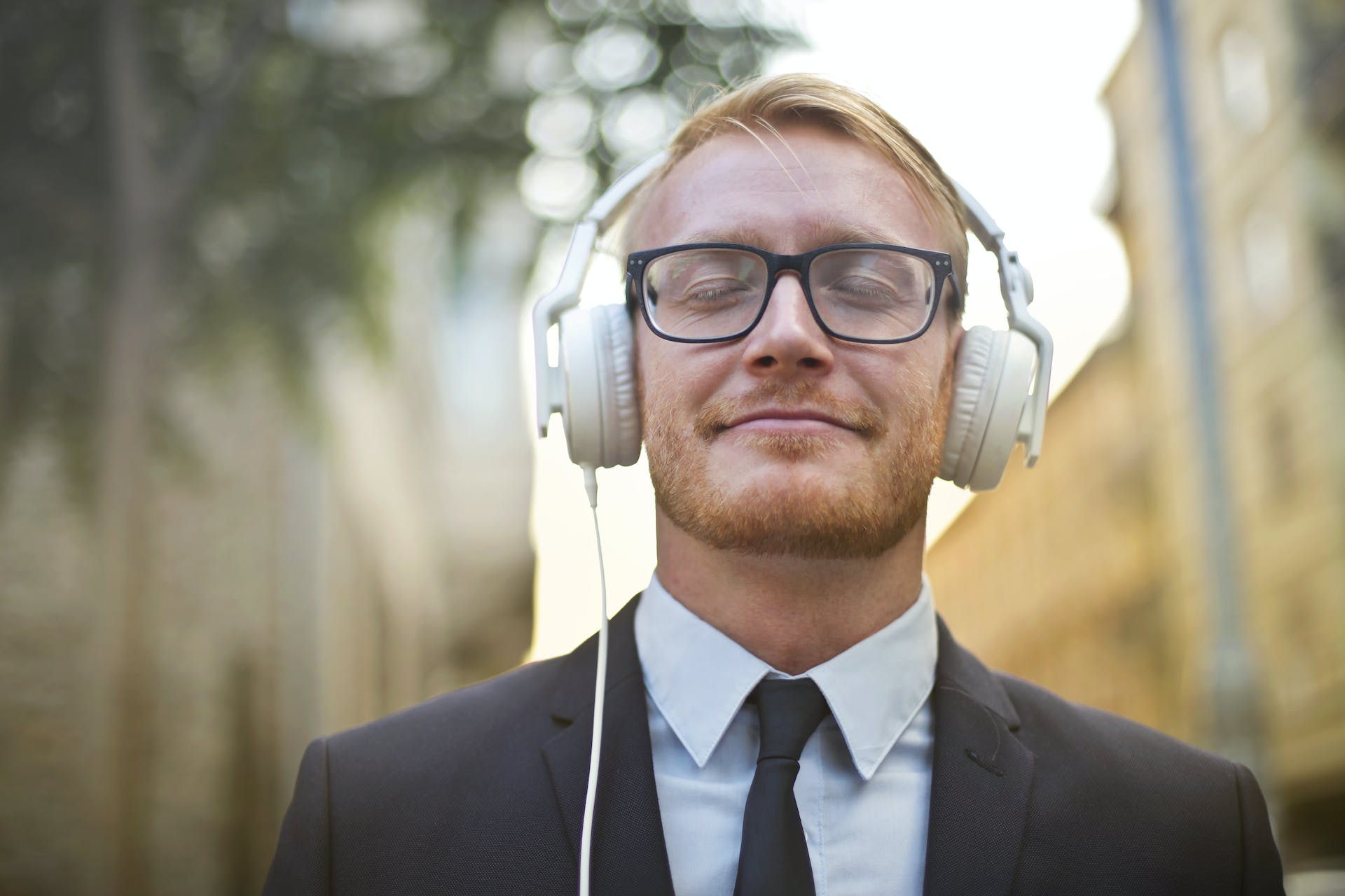 A man listening to music on his headphones | Source: Pexels