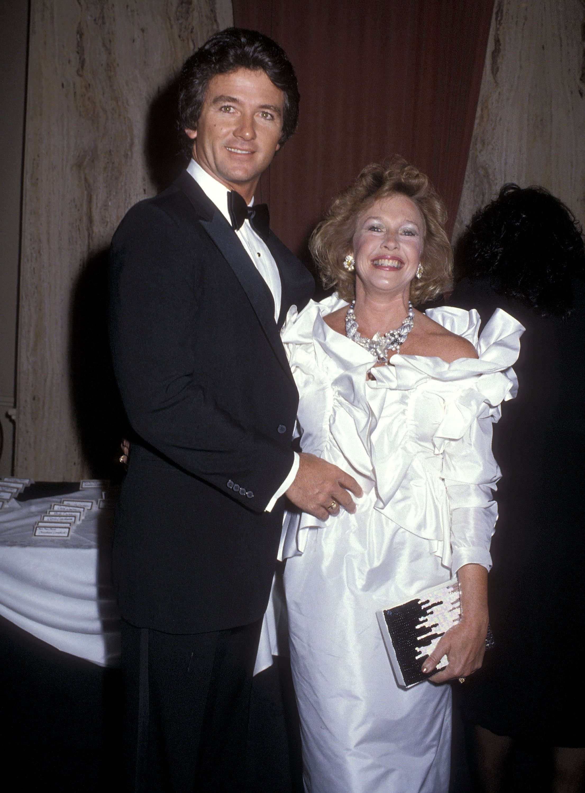 Patrick Duffy y su esposa Carlyn Rosser en Aaron Spelling y Douglas S. Cramer organizan una fiesta para revelar la estrella invitada número 1000 de "The Love Boat" el 31 de marzo de 1985 en Beverly Hills, California | Foto: Getty Images