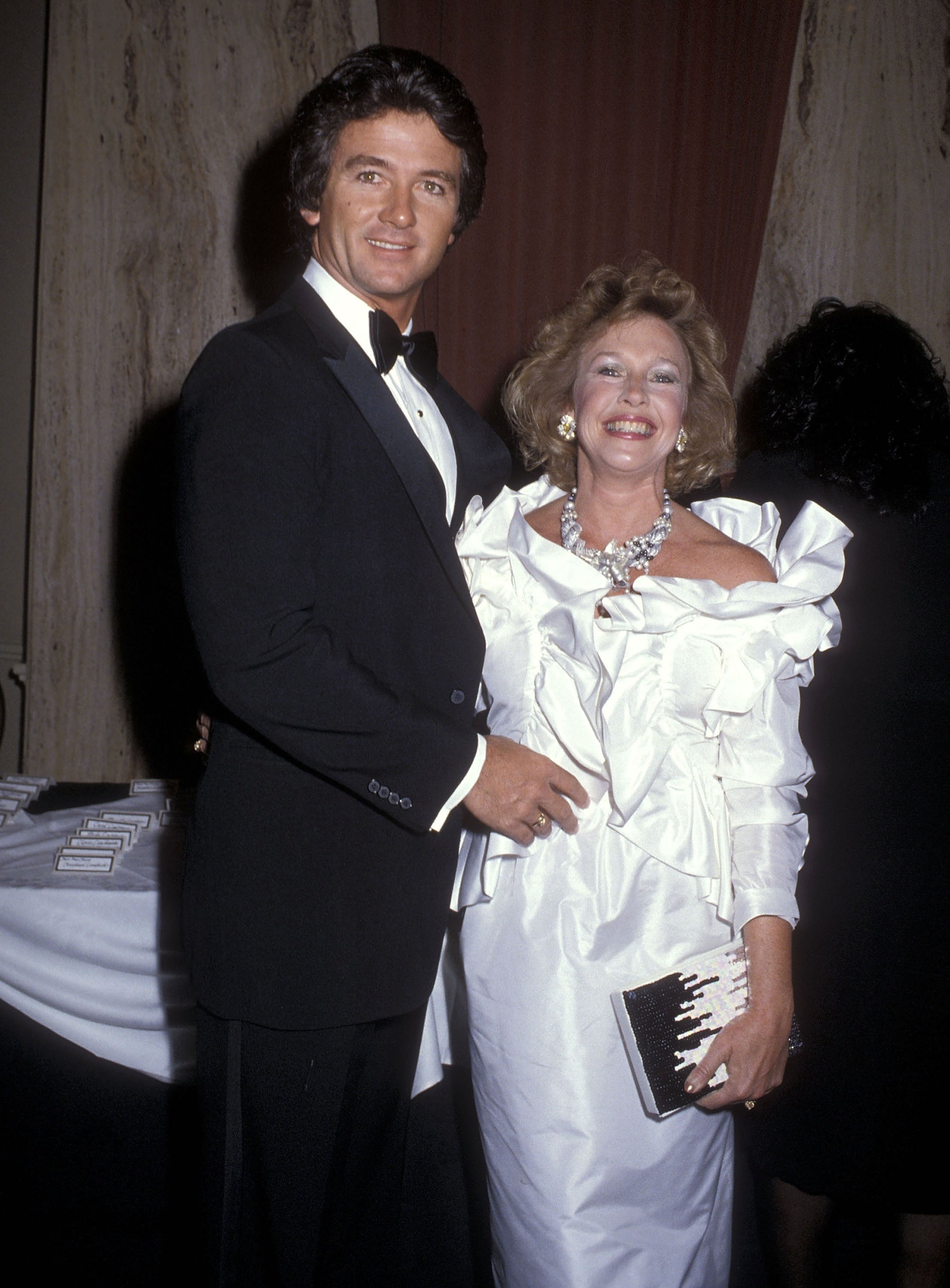 Patrick Duffy and his wife Carlyn Rosser at Aaron Spelling and Douglas S. Cramer Host a Party to Reveal "The Love Boat" 1,000th Guest Star on March 31, 1985, in Beverly Hills, California | Source: Getty Images