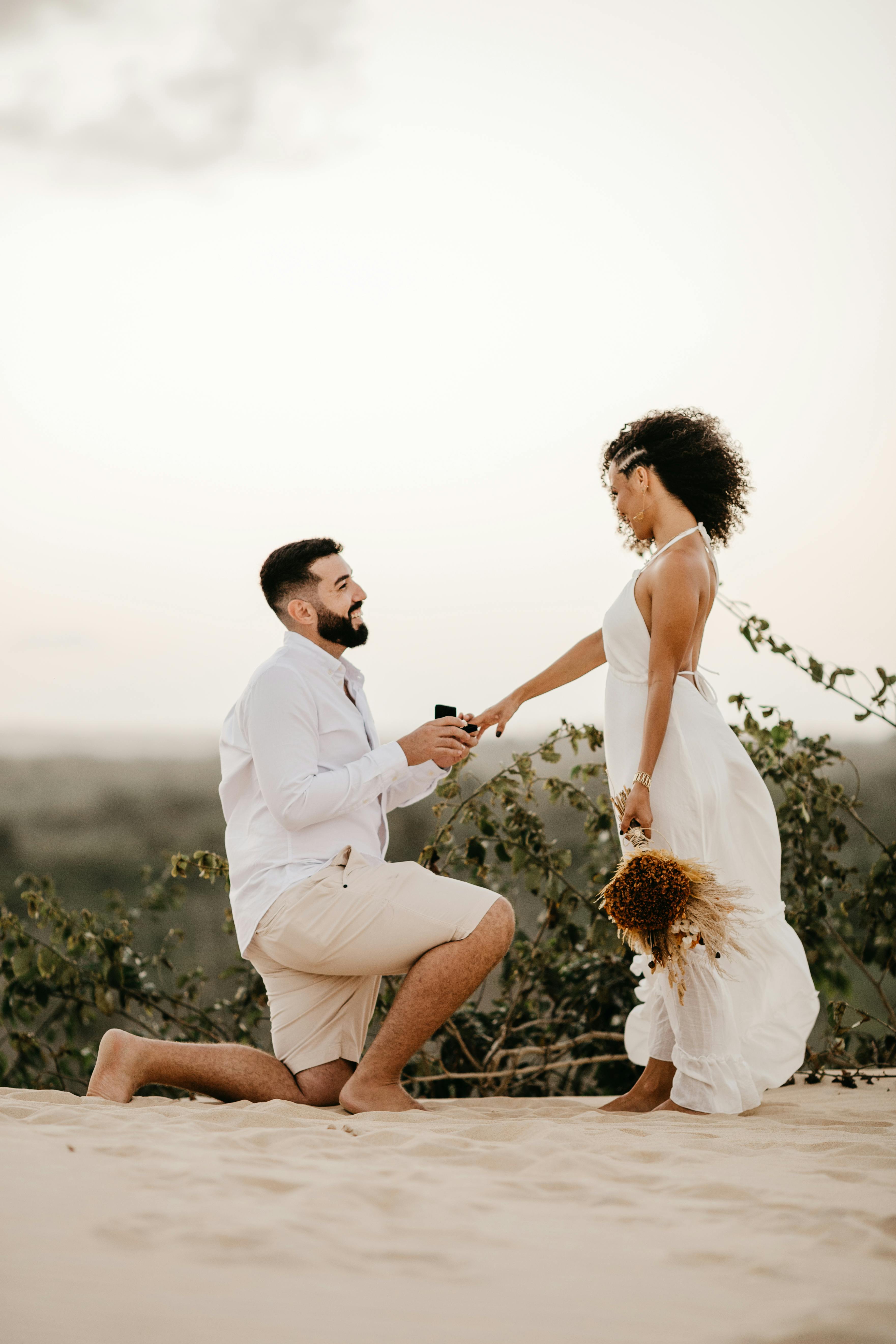 A man proposing to his girlfriend at the beach | Source: Pexels