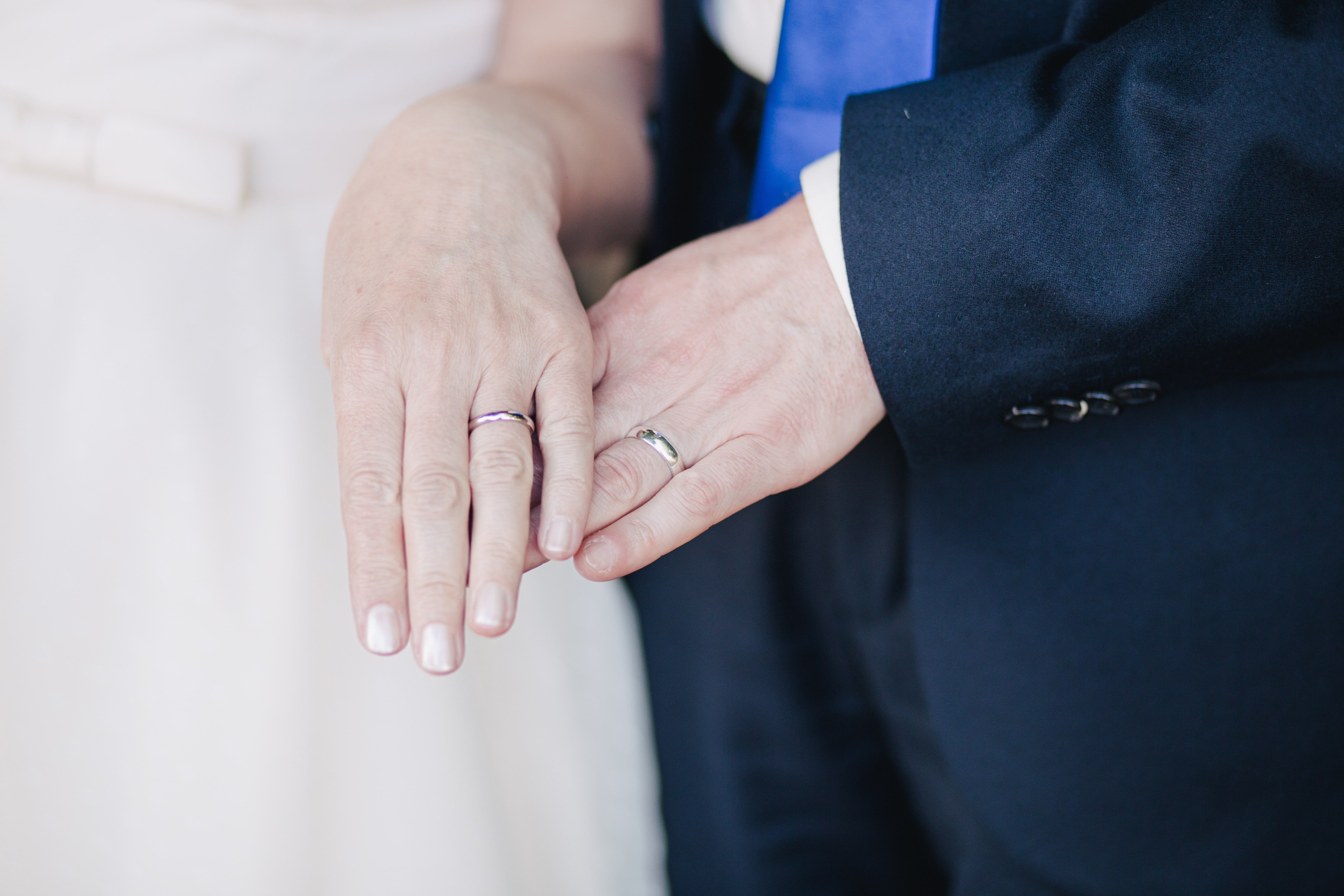Una pareja muestra en sus manos sus anillos nupciales. | Foto: Unsplash