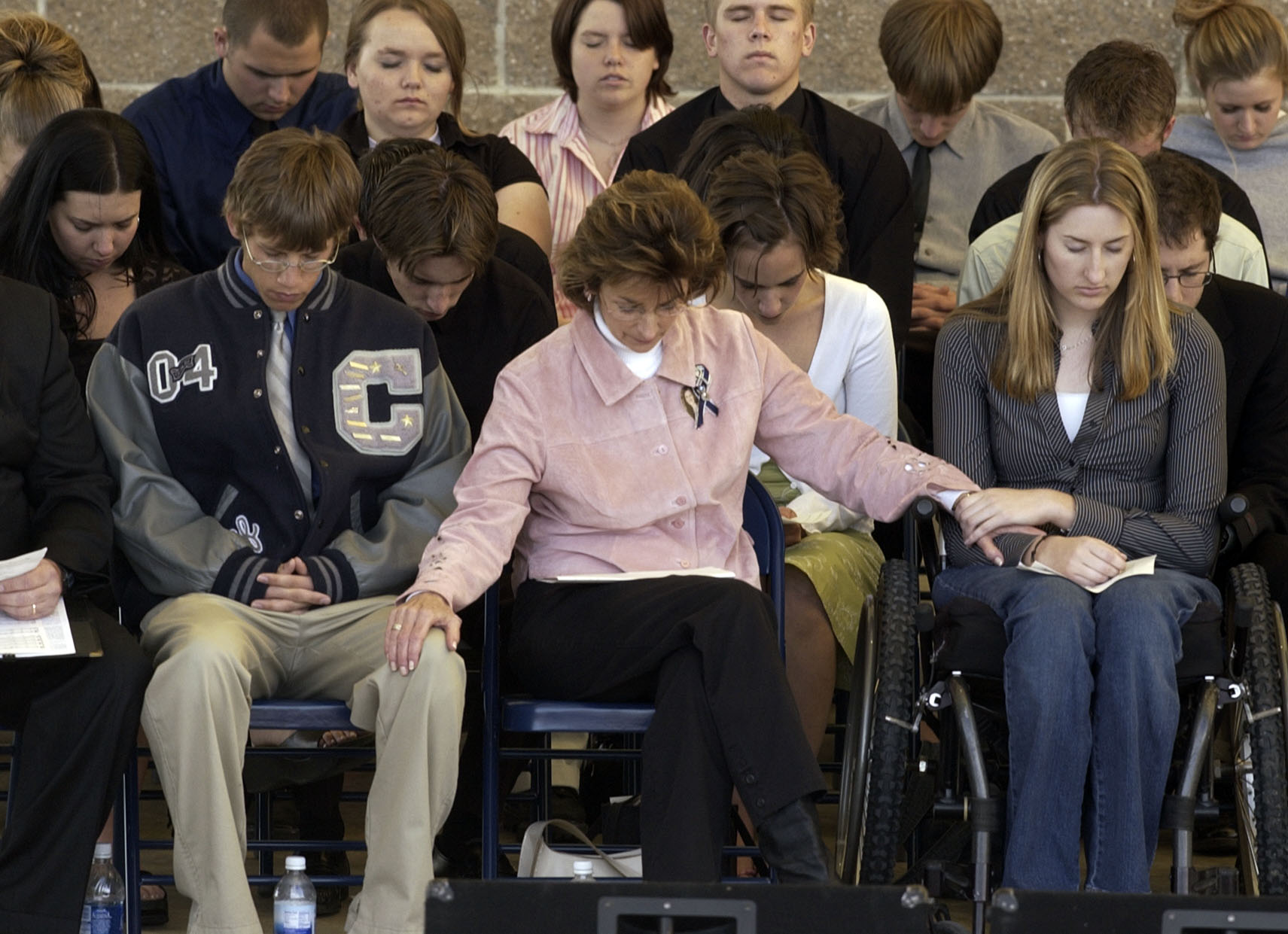 Jeff Wahl, Dawn Anna, and Anne Marie Hochhalter pray at Columbine's 5th anniversary remembrance in Littleton, Colorado, on April 20, 2004 | Source: Getty Images