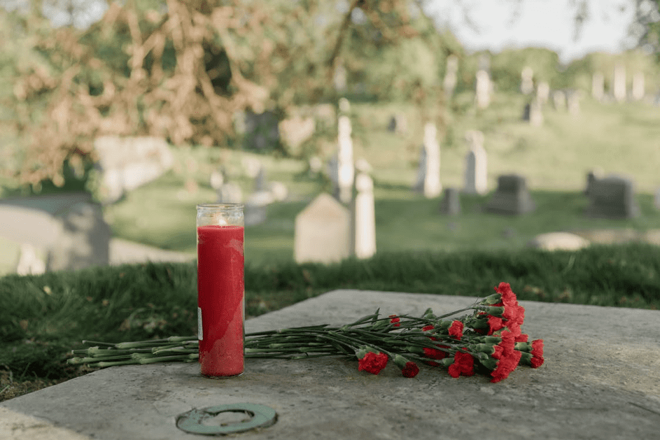 Es lagen immer frische Blumen auf seinem Grab. | Quelle: Pexels