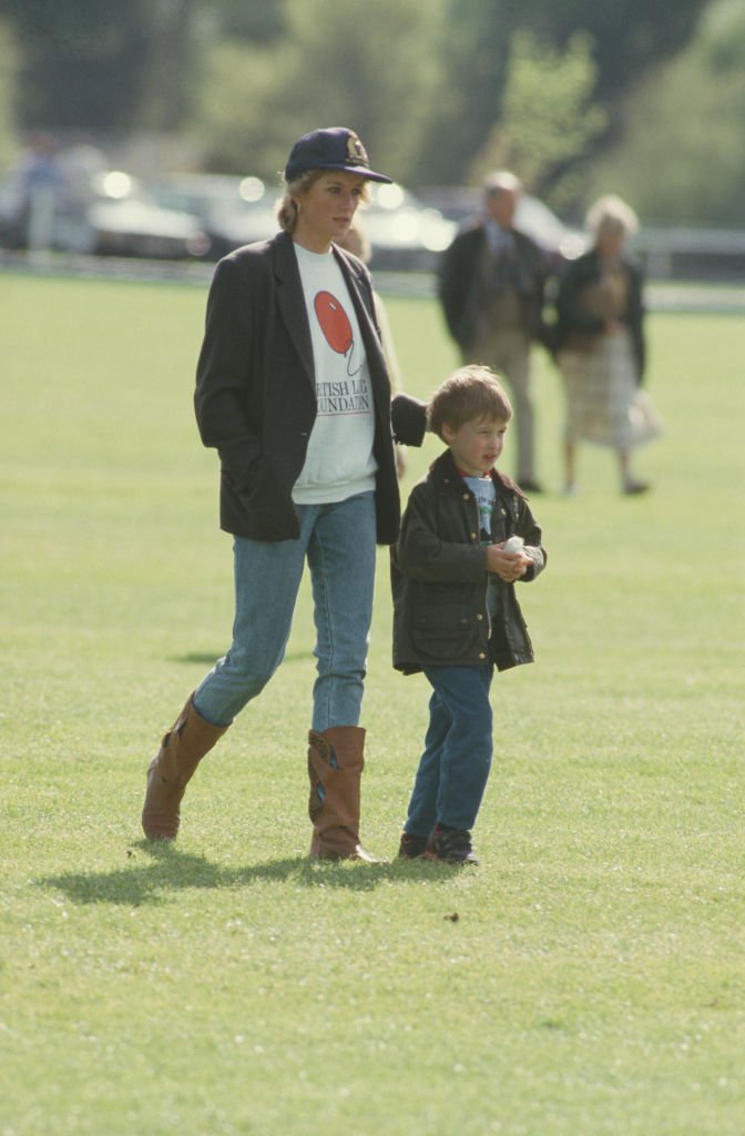 Diana de Gales con el Príncipe Guillermo luciendo un jeans mom 2 de mayo de 1988. | Foto: Getty Images