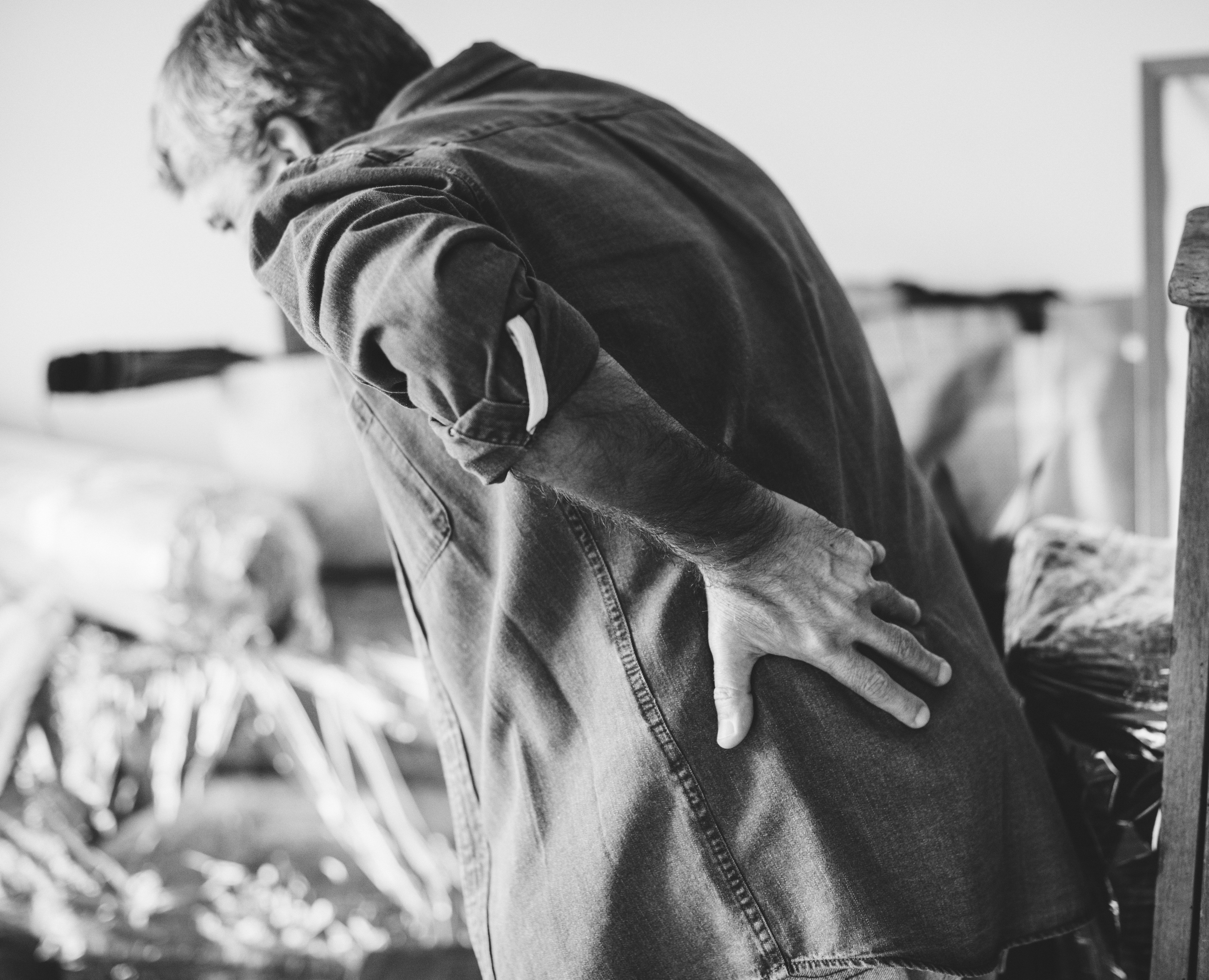 Disease-stricken old man touching his back out of pain. | Source: Pexels