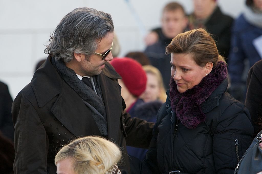 Ari Behn y Märtha Louise en el funeral de Anne-Marie Solberg el 7 de enero de 2011 en Halden, Noruega. | Imagen: Getty Images Ari Behn y Märtha Louise en el funeral de Anne-Marie Solberg el 7 de enero de 2011 en Halden, Noruega. | Imagen: Getty Images