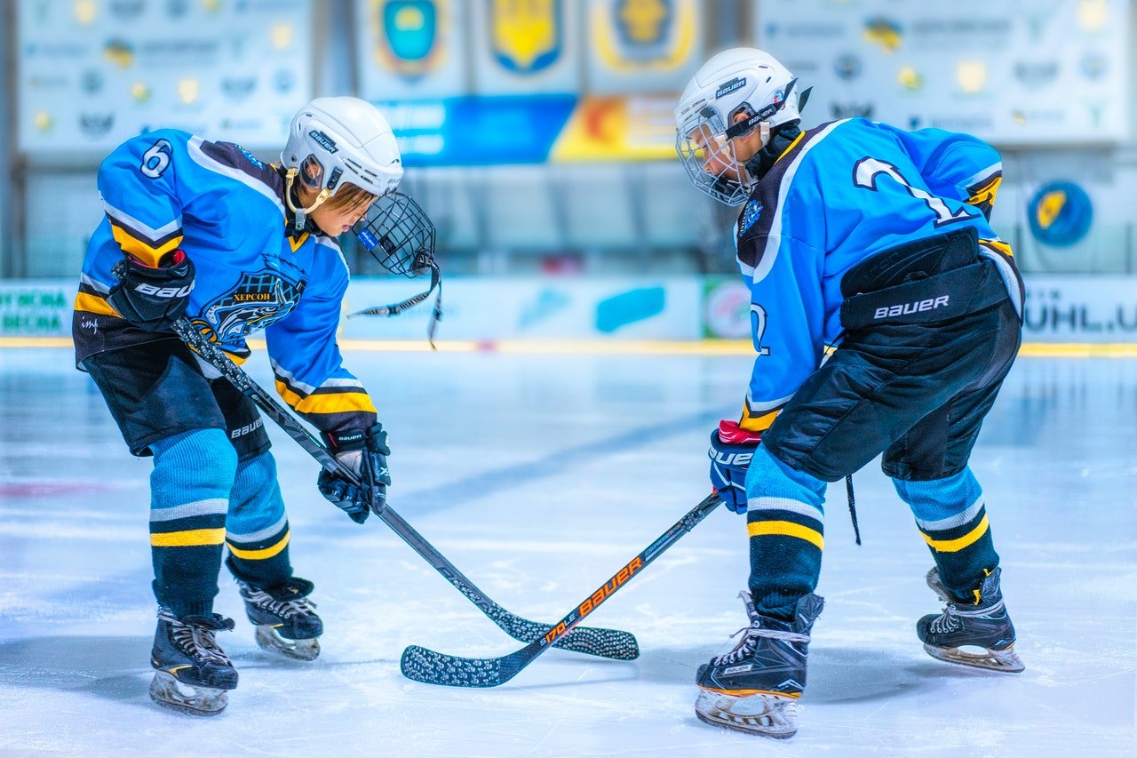 Photo of two kids playing hockey. | Photo: Pexels