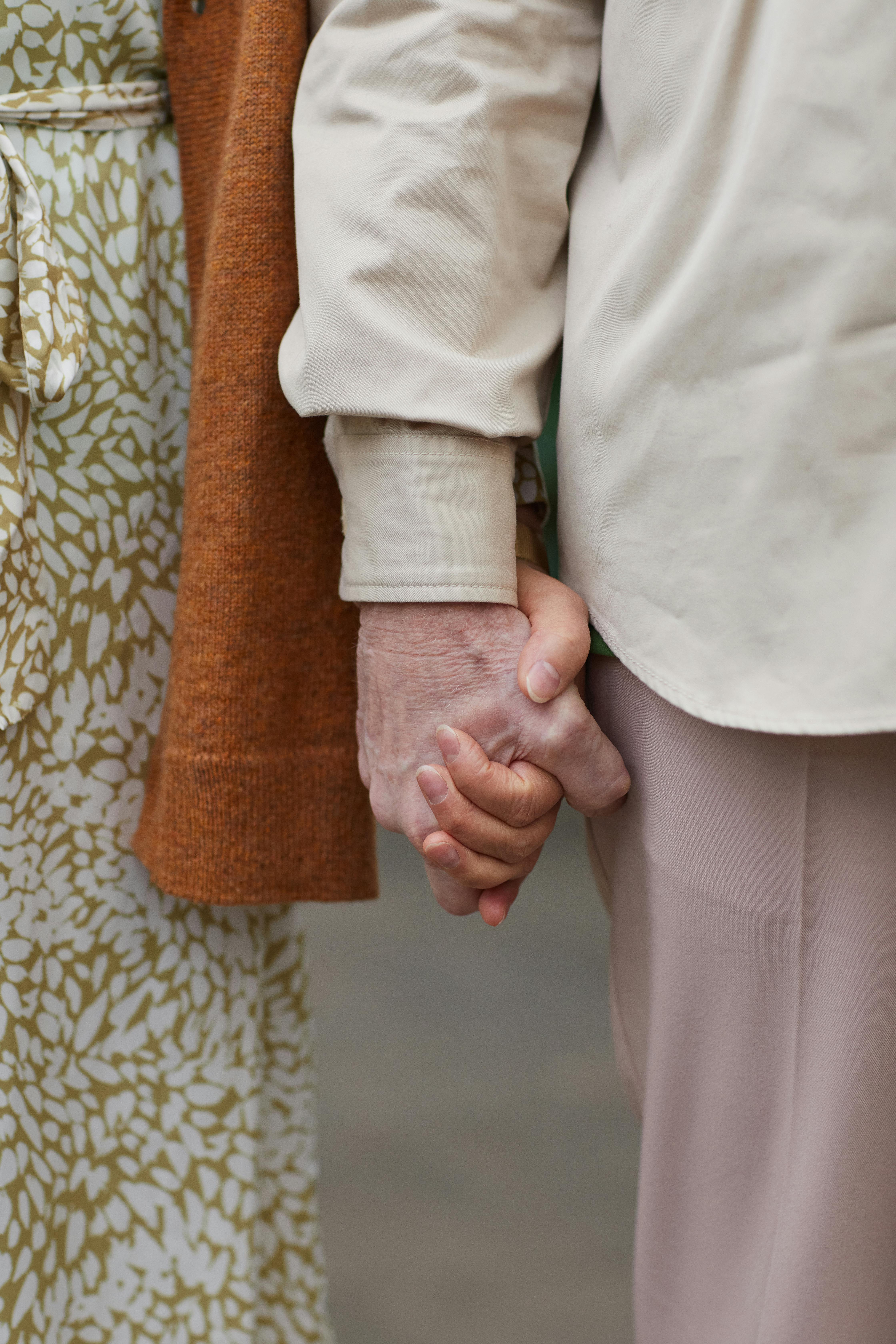 Two people holding hands | Source: Pexels