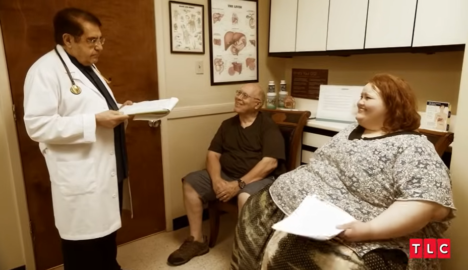 Nikki Webster with her dad and bariatric surgeon on "My 600-lb Life," from a video dated October 30, 2023 | Source: Youtube/@tlc