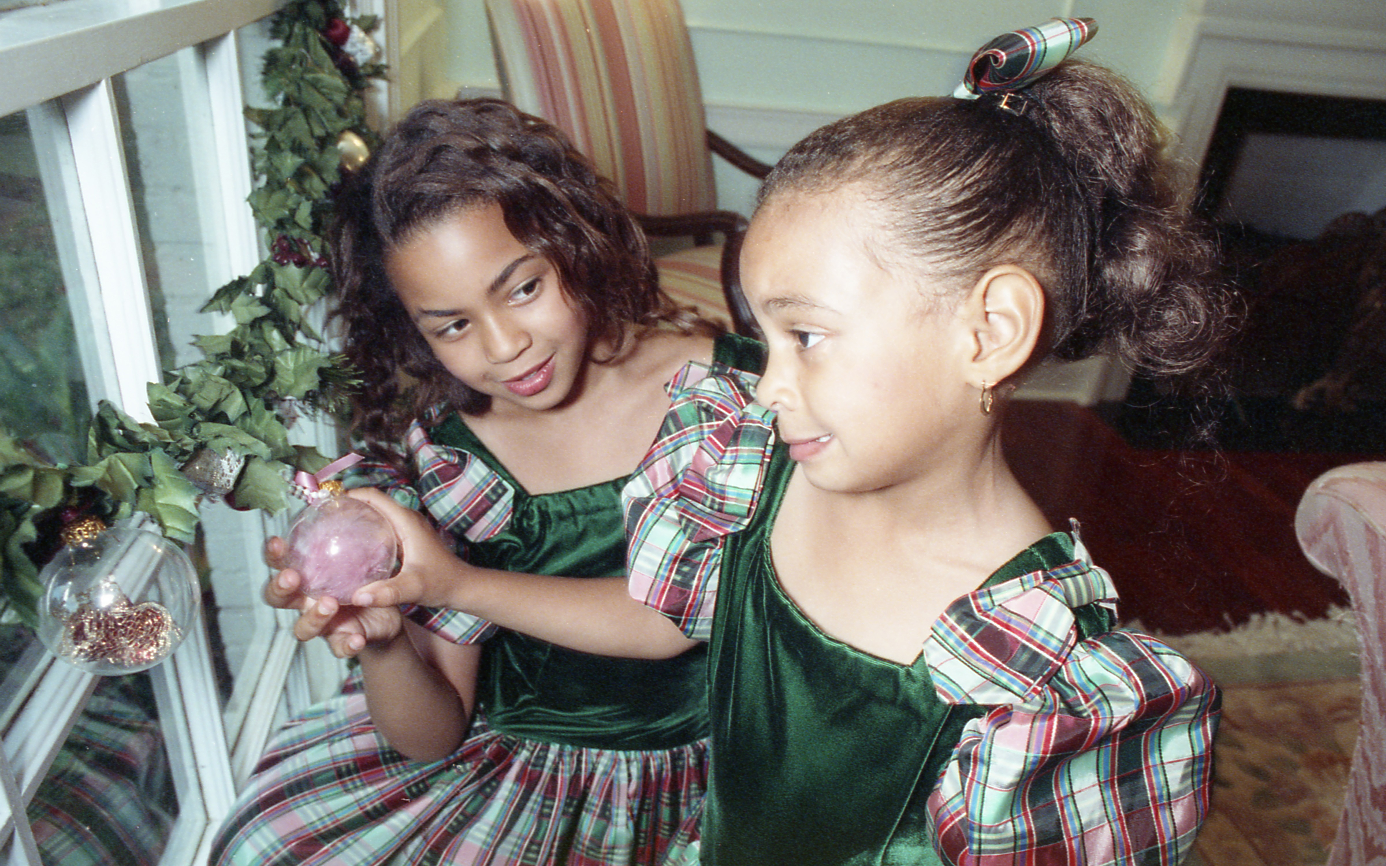 Sisters Beyonce and Solange Knowles at their home in October 23, 1990 | Source: Getty Images