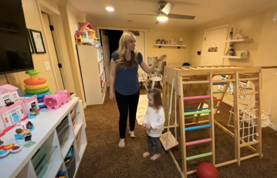 Nancy's day care room | Source: Youtube.com/Real Mom Real Solutions
