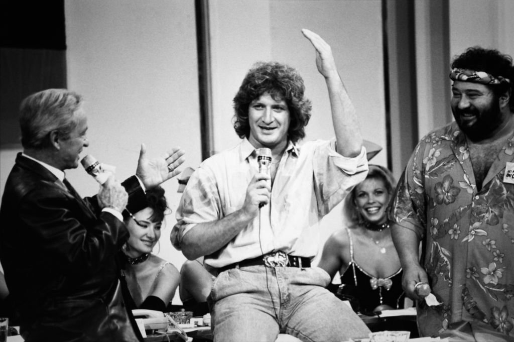 Patrick Sébastien et du chanteur Carlos sur le plateau de l'émission les Restaurants du Cœur le 2 novembre 1986 à Paris, France. | Photo : Getty Images Patrick Sébastien et du chanteur Carlos sur le plateau de l'émission les Restaurants du Cœur le 2 novembre 1986 à Paris, France. | Photo : Getty Images