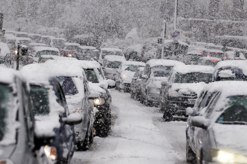 Traffic jam caused by heavy snowfall. | Photo: Shutterstock