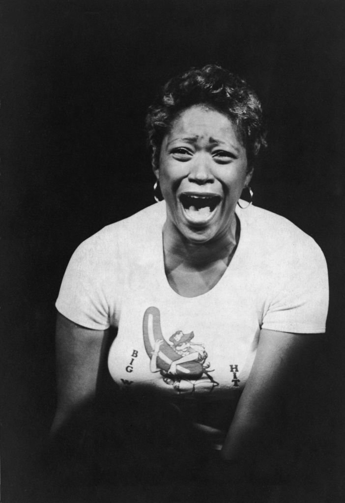 Marsha Warfield shouts as she performs her stand-up comedy routine on stage, October 1979 | Source: Getty Images