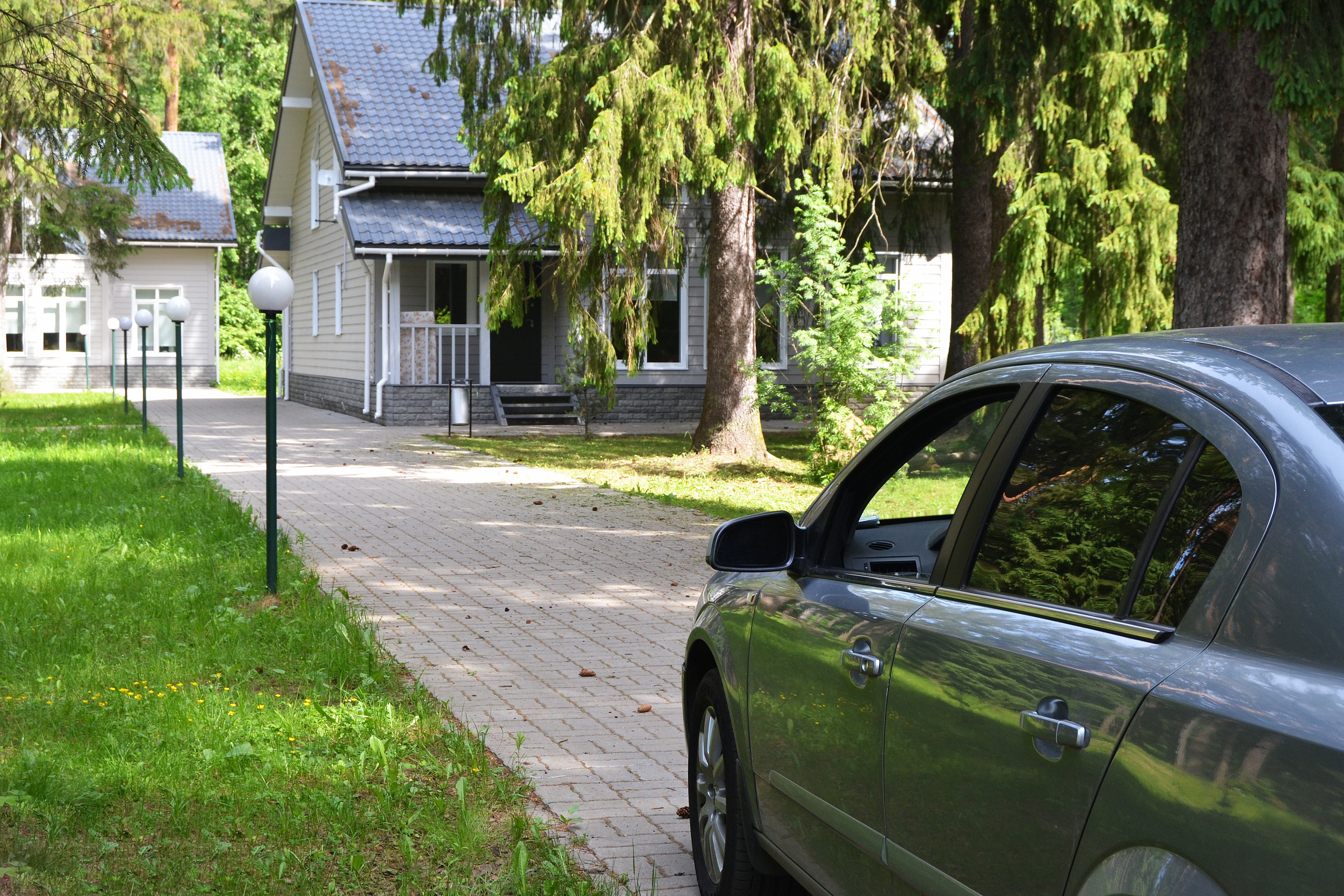 Car parked in the driveway of a suburban house | Photo: Shutterstock