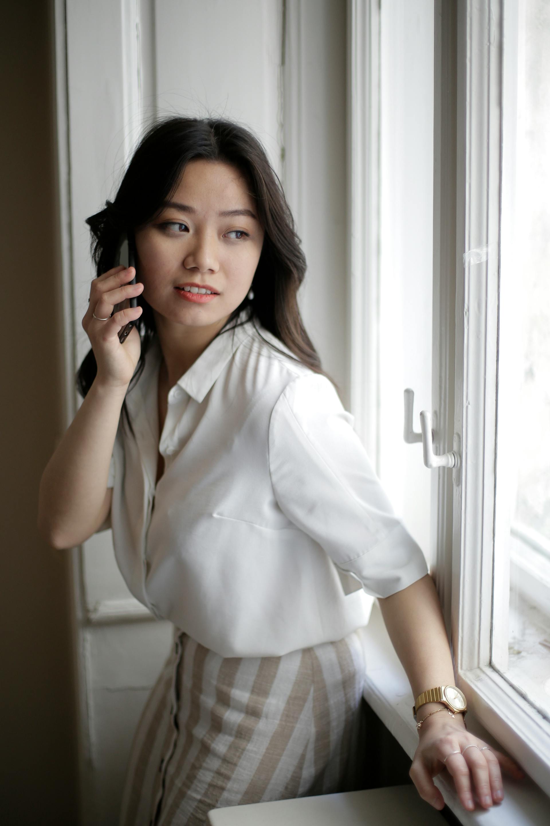 A woman making a phone call | Source: Pexels