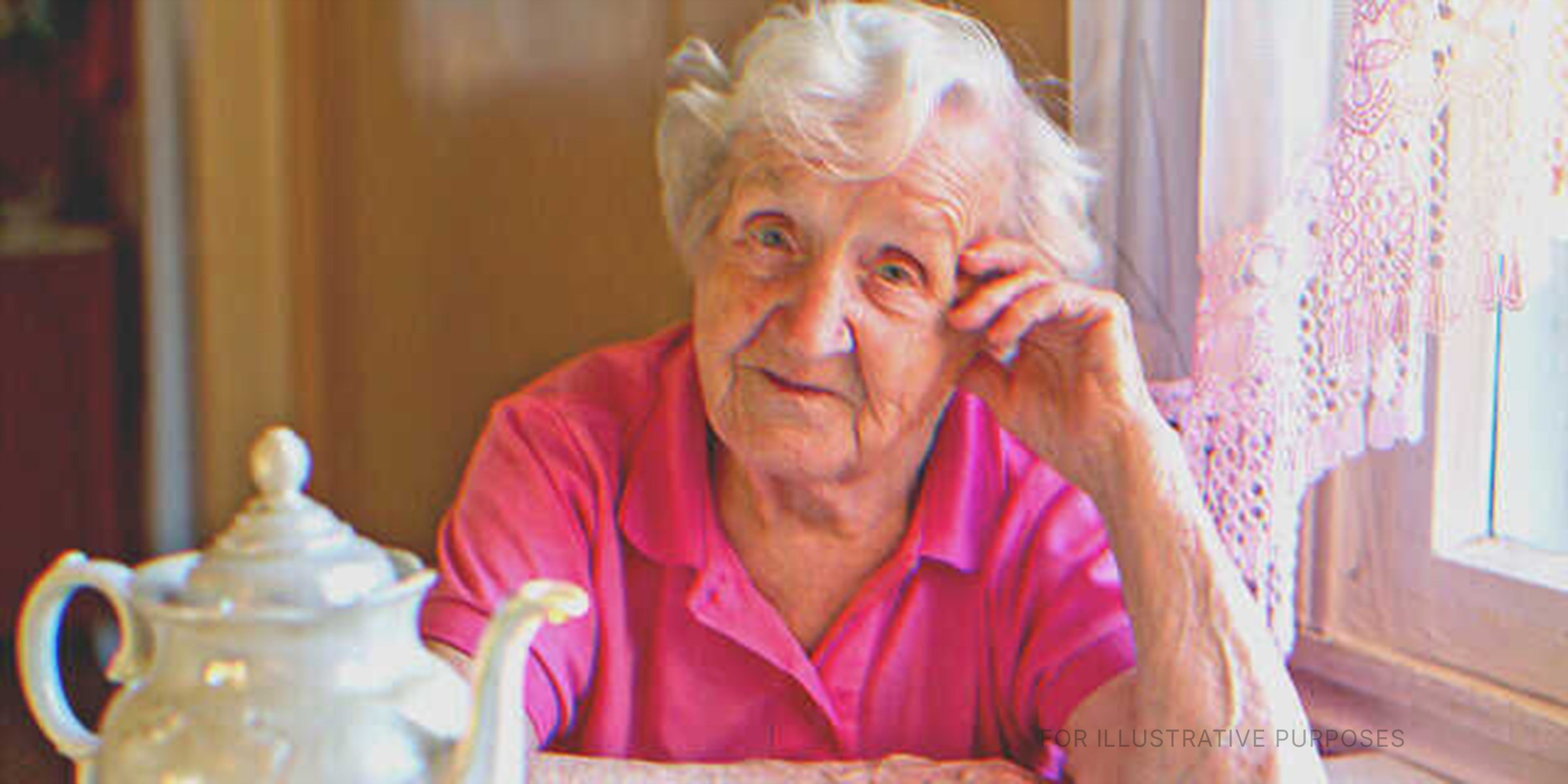 Old lady drinking tea | Source: Pexels