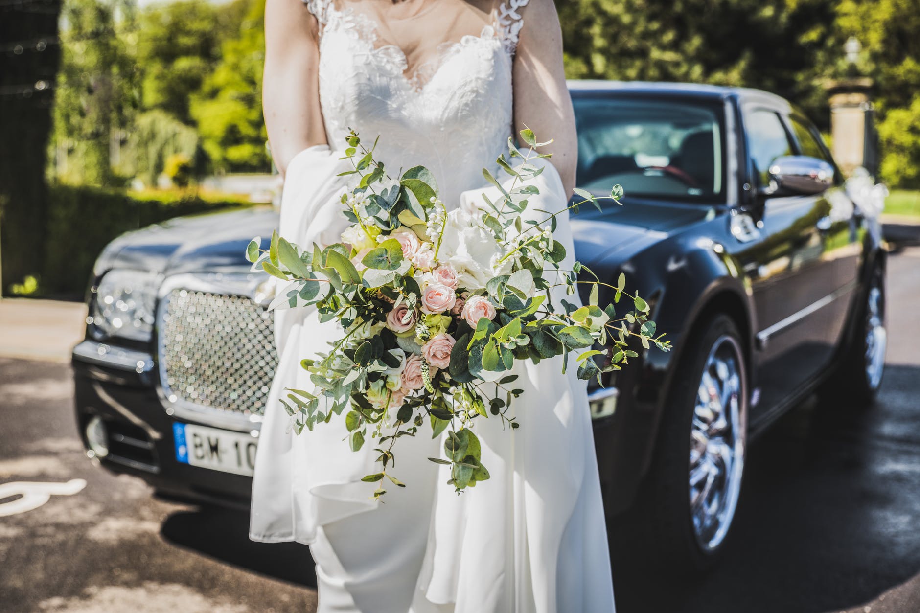 Una mujer vestida de novia parada frente a un vehículo. | Foto: Pexels