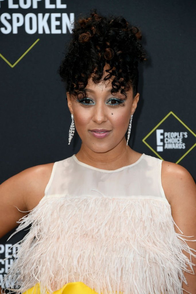 Tamera Mowry-Housley attends the 2019 E! People's Choice Awards at Barker Hangar | Photo: Getty Images
