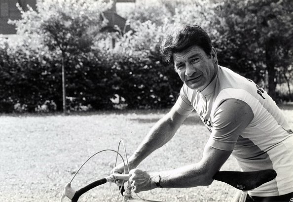 Raymond Poulidor teste un vélo et la distance entre le guidon et le siège. France, 21/07/1982. | Photo : Getty Images