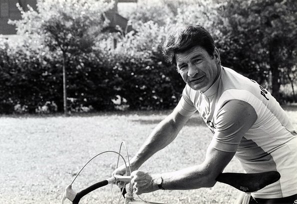 Raymond Poulidor teste un vélo et la distance entre le guidon et le siège. France, 21/07/1982. | Photo : Getty Images Raymond Poulidor teste un vélo et la distance entre le guidon et le siège. France, 21/07/1982. | Photo : Getty Images
