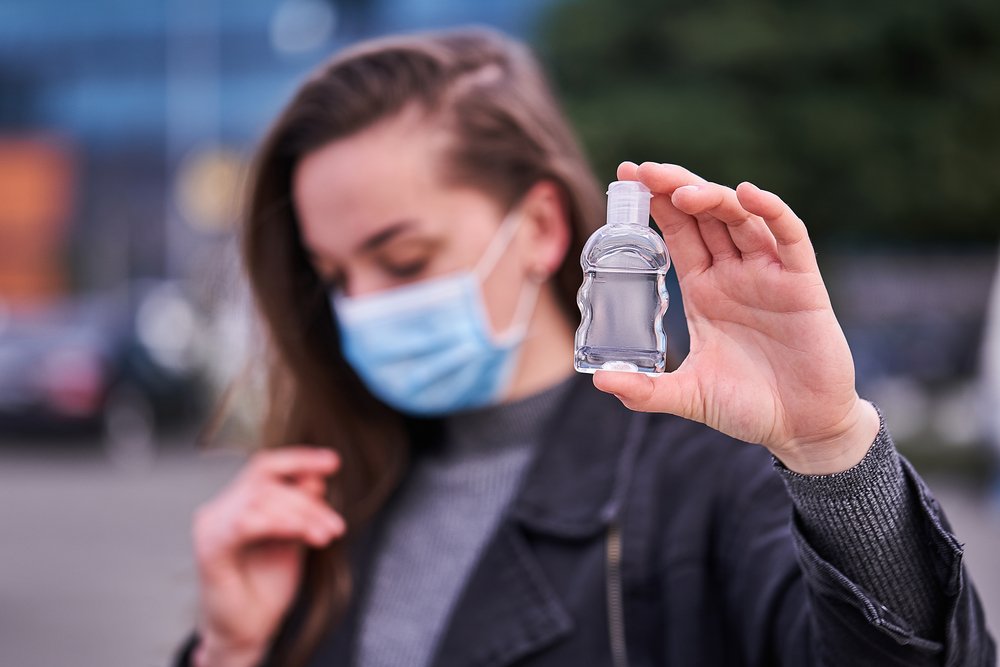 Chica con mascarilla protectora y gel antiséptico antibacteriano para las manos. | Foto: Shutterstock Chica con mascarilla protectora y gel antiséptico antibacteriano para las manos. | Foto: Shutterstock