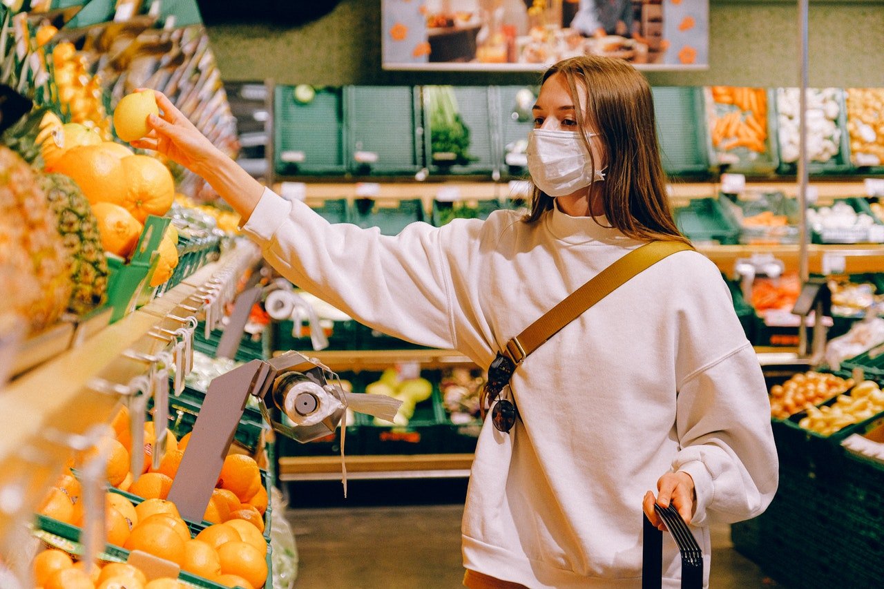 Photo of a woman in a grocery store | Photo: Pexels