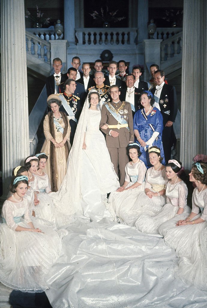 Juan Carlos I y Sofía de Grecia en su boda junto al cortejo el 14 de mayo de 1962. | Foto: Getty Images