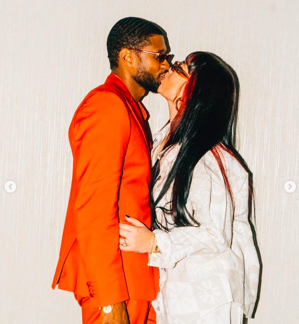 Usher and Jenn Goicoechea sharing a kiss posted on October 14, 2023 | Source: Instagram/usher