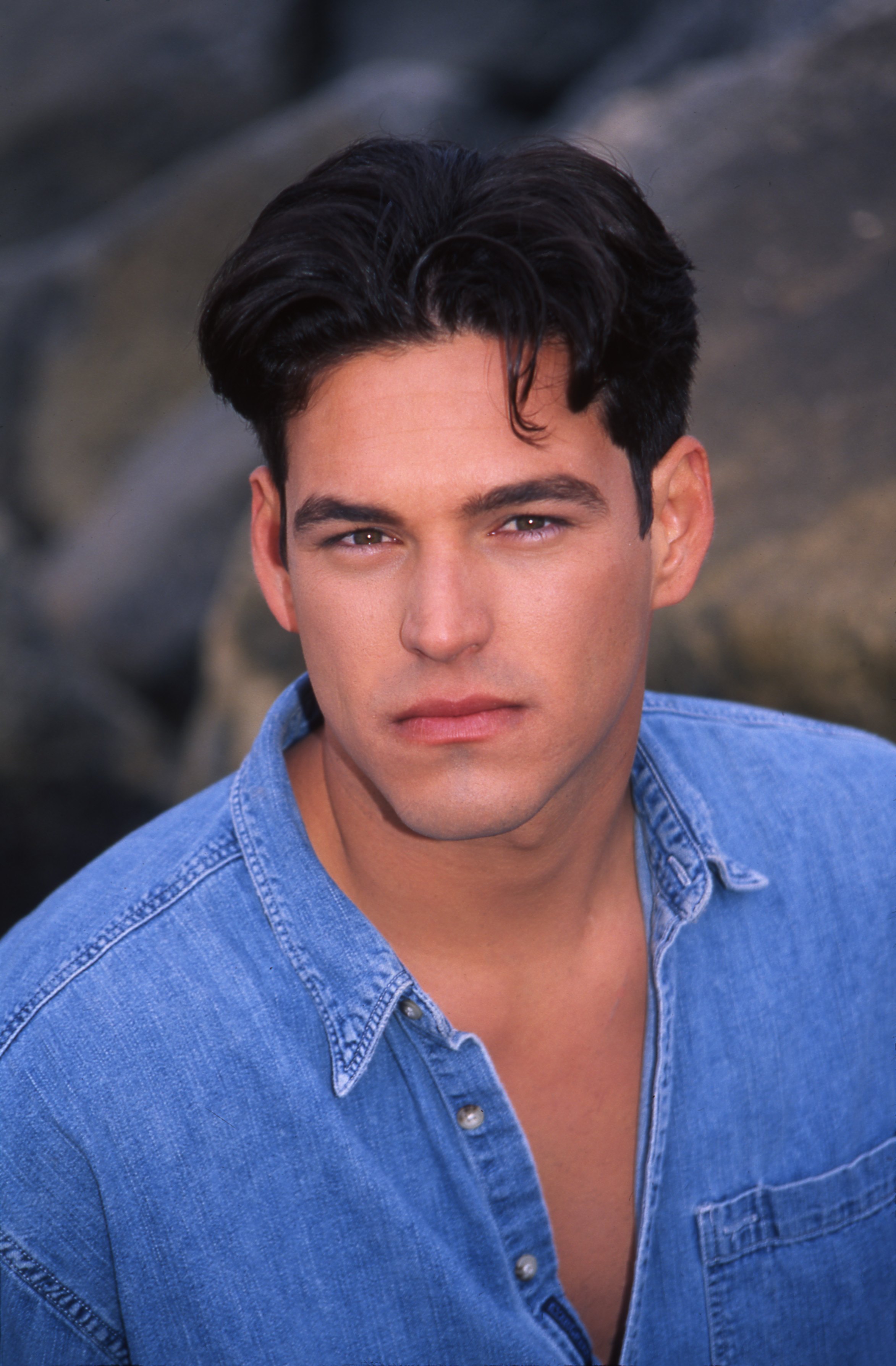 The Hollywood heartthrob posing for a portrait in 1996 in Los Angeles, California. | Source: Getty Images