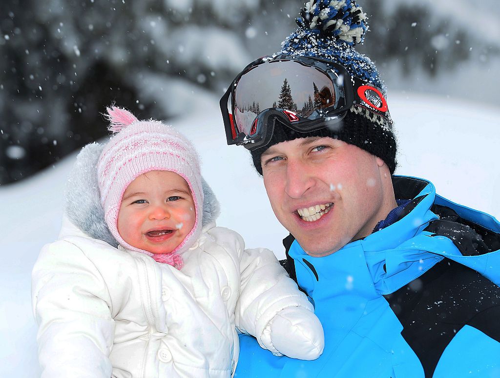 El príncipe William cargando a Charlotte durante un viaje para esquiar en Francia. | Foto: Getty Images.