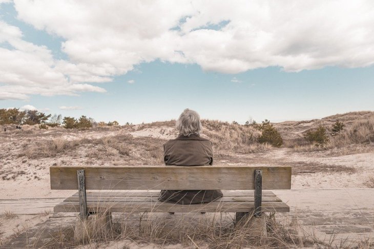 Une vieille femme assise sur un banc | photo : Pixabay