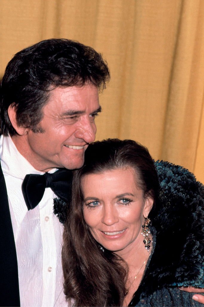 Johnny Cash and June Carter smile for a portrait photo. | Source: Getty Images
