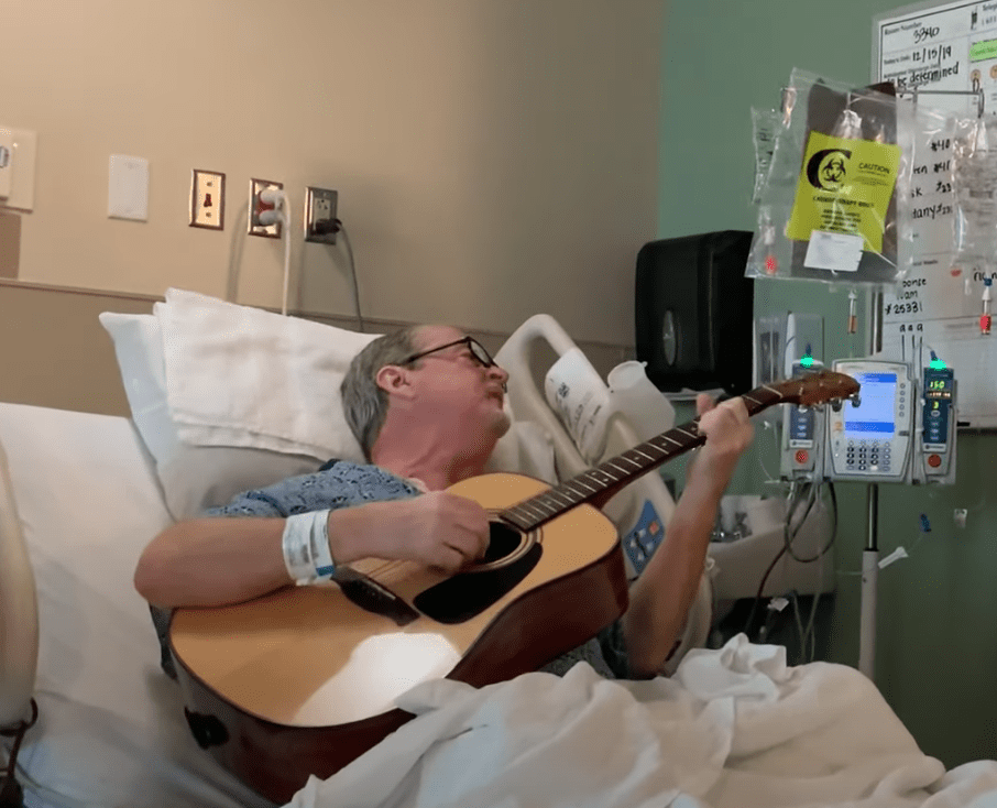 Cancer patient plays guitar and sings with his nurse in the hospital | Photo: Youtube/Brandi Leath