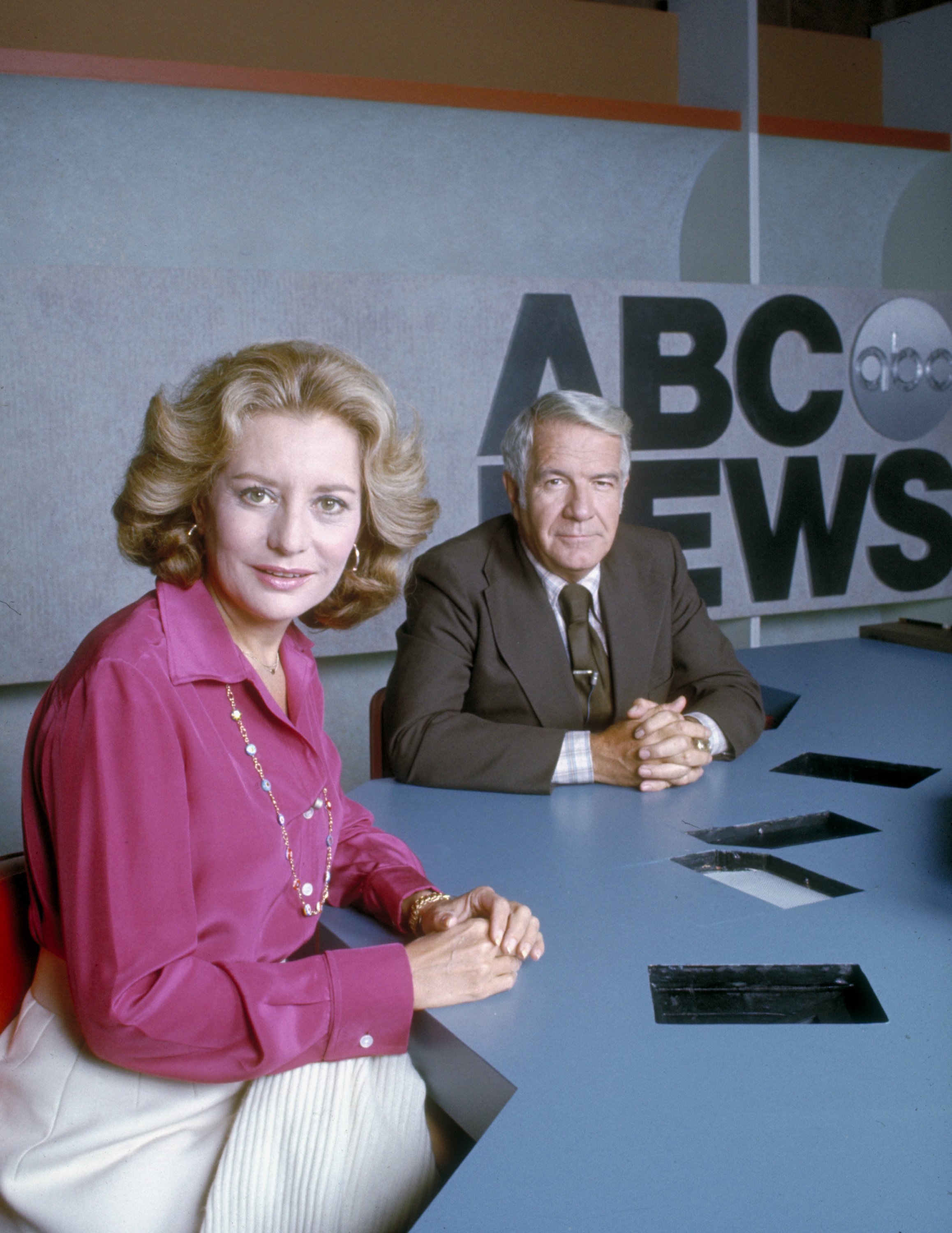 Barbara Walters and co-host Harry Reasoner on "ABC News" on September 30, 1976 ┃Source: Getty Images
