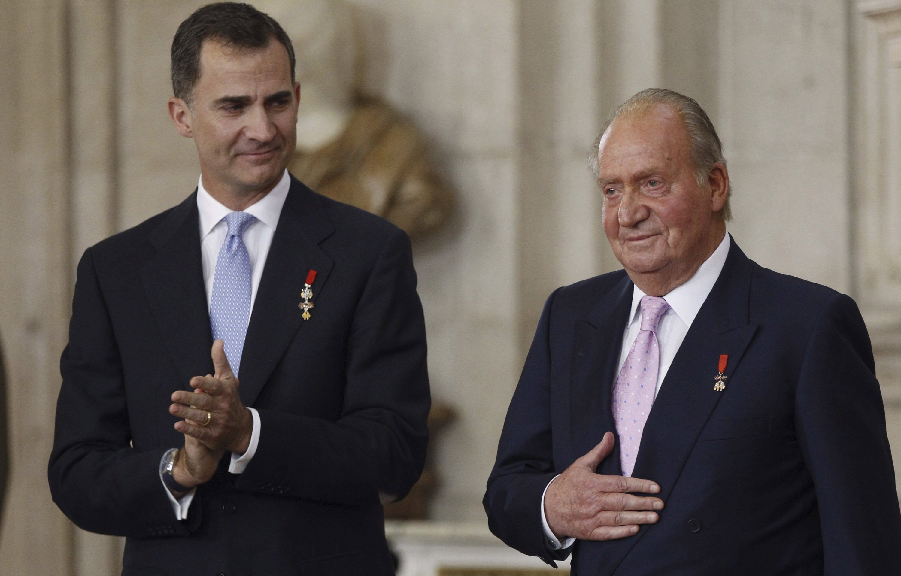 El Príncipe Felipe de España y el Rey Juan Carlos de España asisten a la ceremonia oficial de abdicación en el Palacio Real el 18 de junio de 2014 en Madrid, España. | Foto: Getty Images