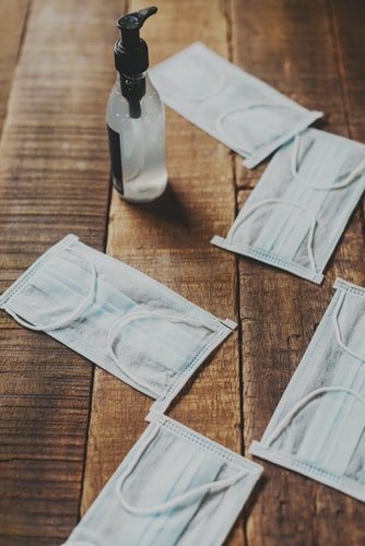 Image montrant des masques et un gel désinfectant. | Photo : Unsplash