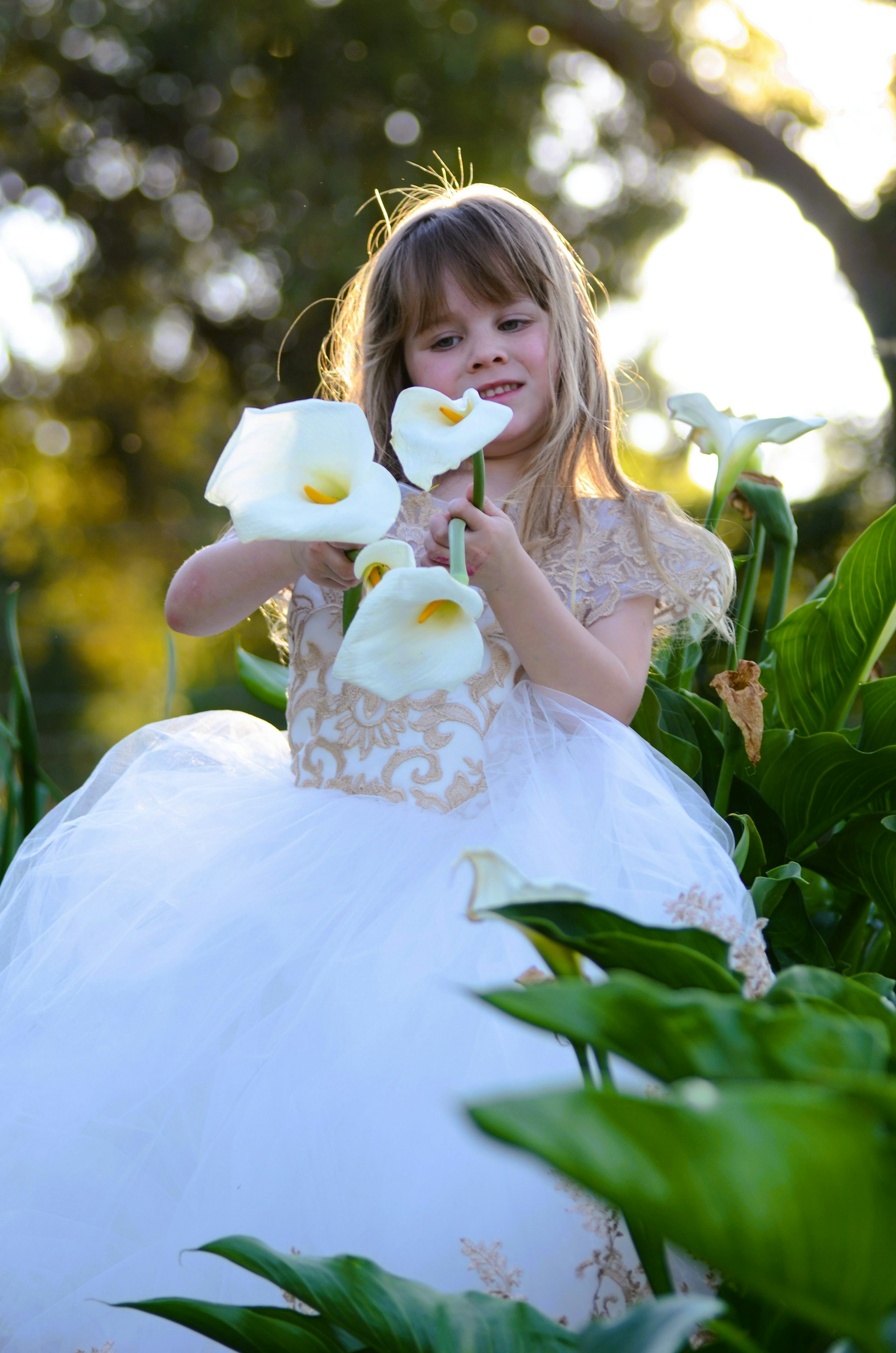 A little girl holding flowers | Source: Unsplash