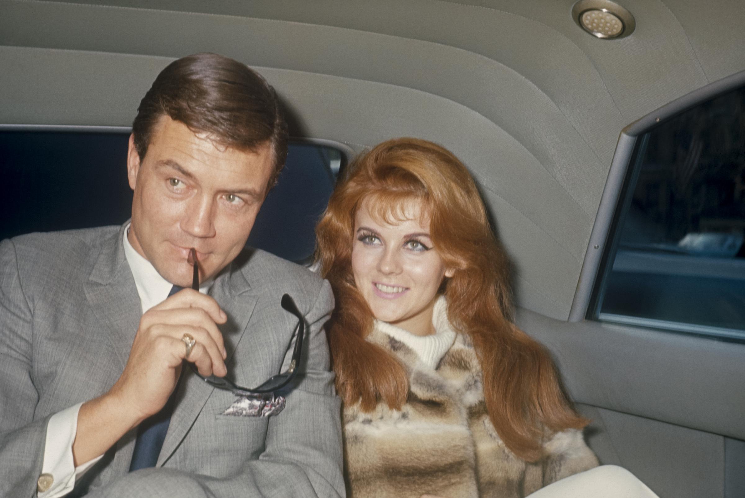 Roger Smith and Ann-Margret in the back of a limo on January 1, 1970 in New York. | Source: Getty Images