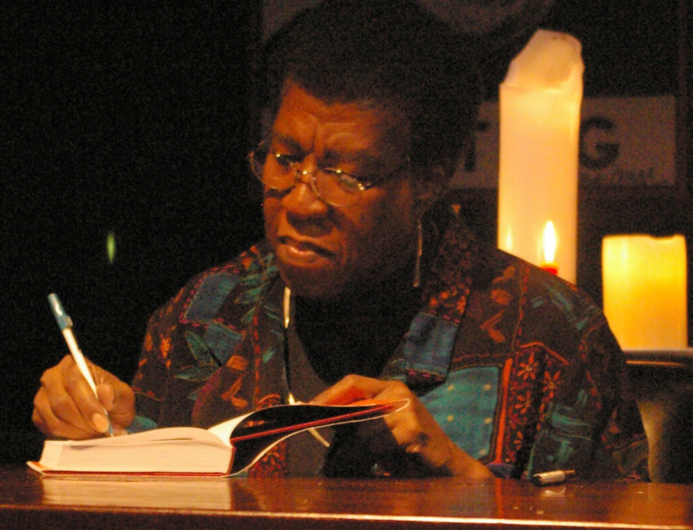 Octavia Estelle Butler signing a copy of "Fledgling" after speaking and answering questions from the audience on October 25, 2005. | Photo: Nikolas Coukouma, Butler signing, CC BY-SA 2.5