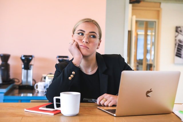 Une femme qui s'ennuie au travail | Photo : Getty Images
